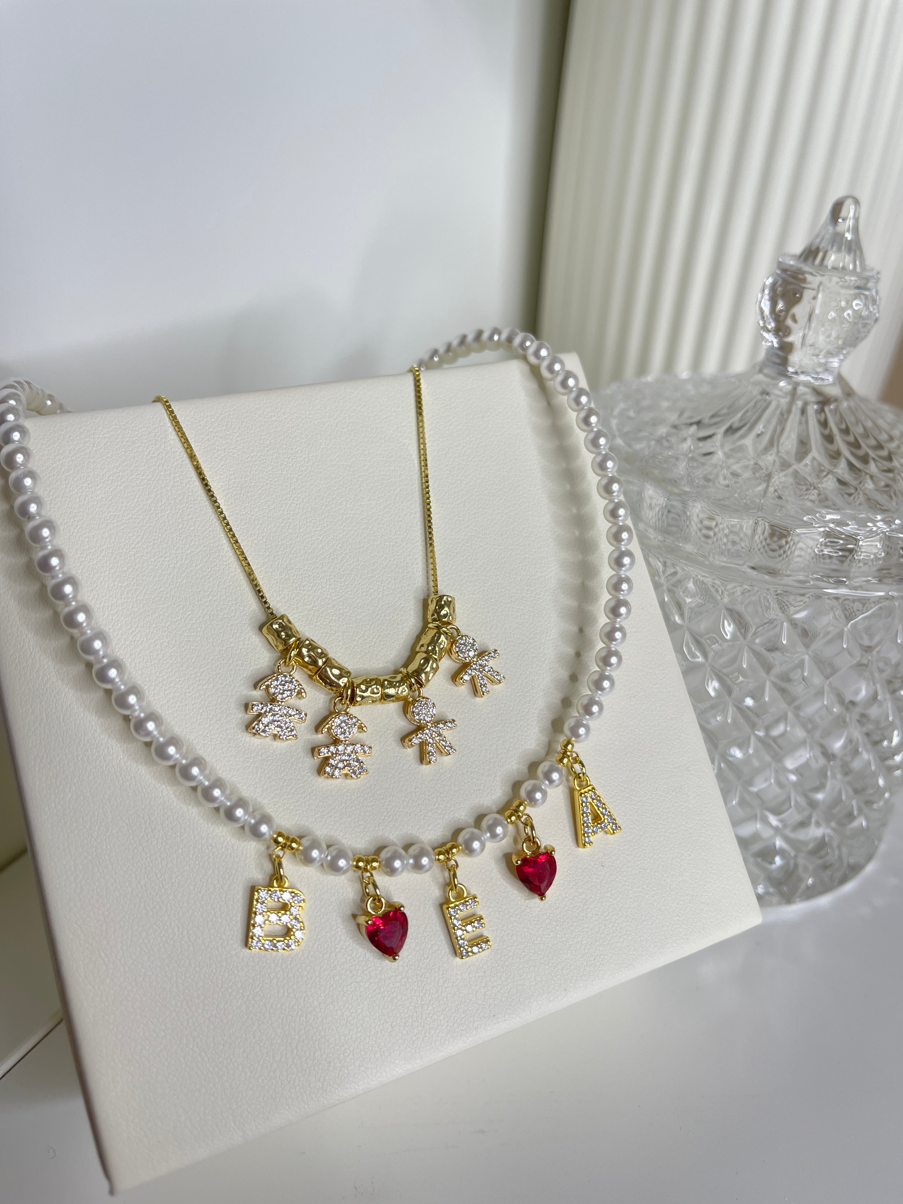 Collana con Perle Iniziali e Cuori Rossi