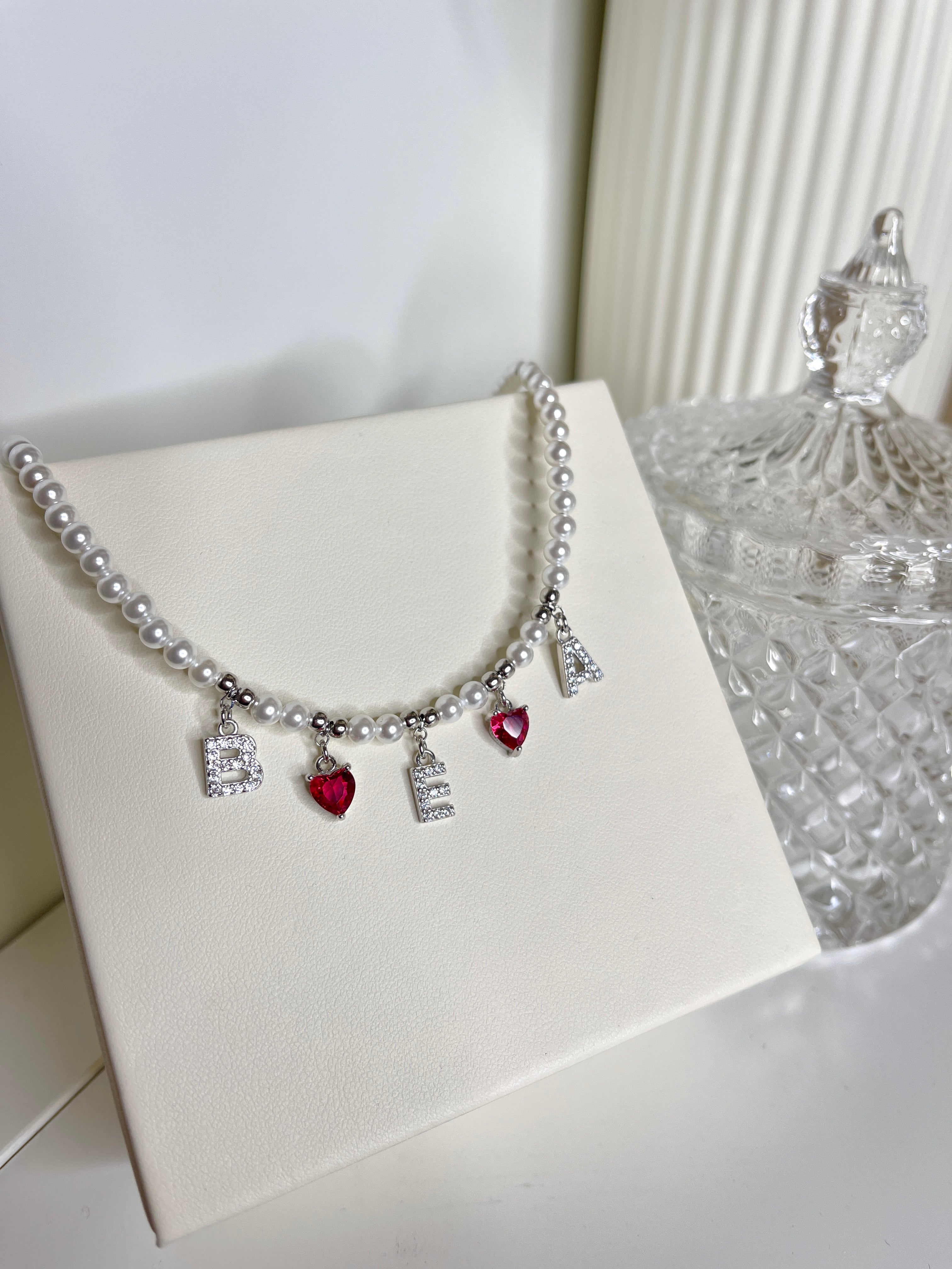 Collana con Perle Iniziali e Cuori Rossi