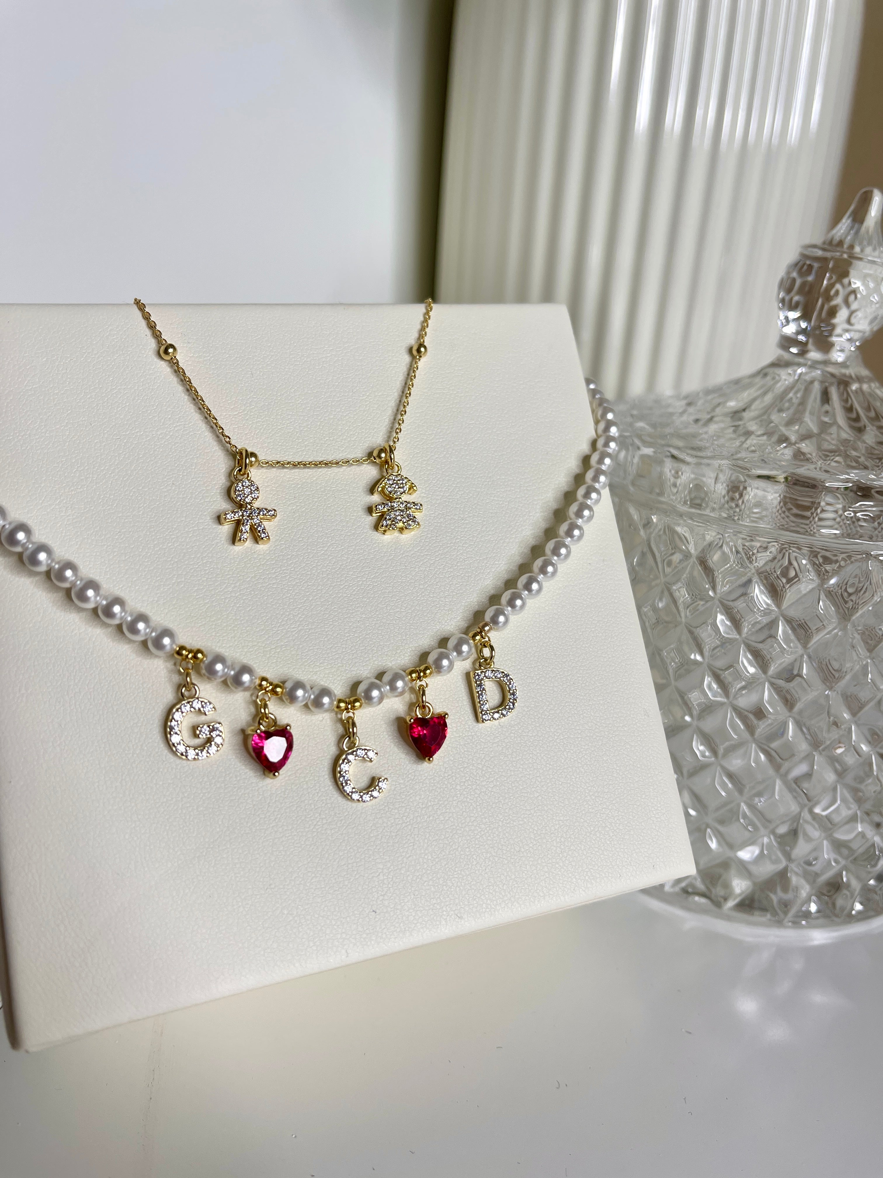 Collana con Perle Iniziali e Cuori Rossi