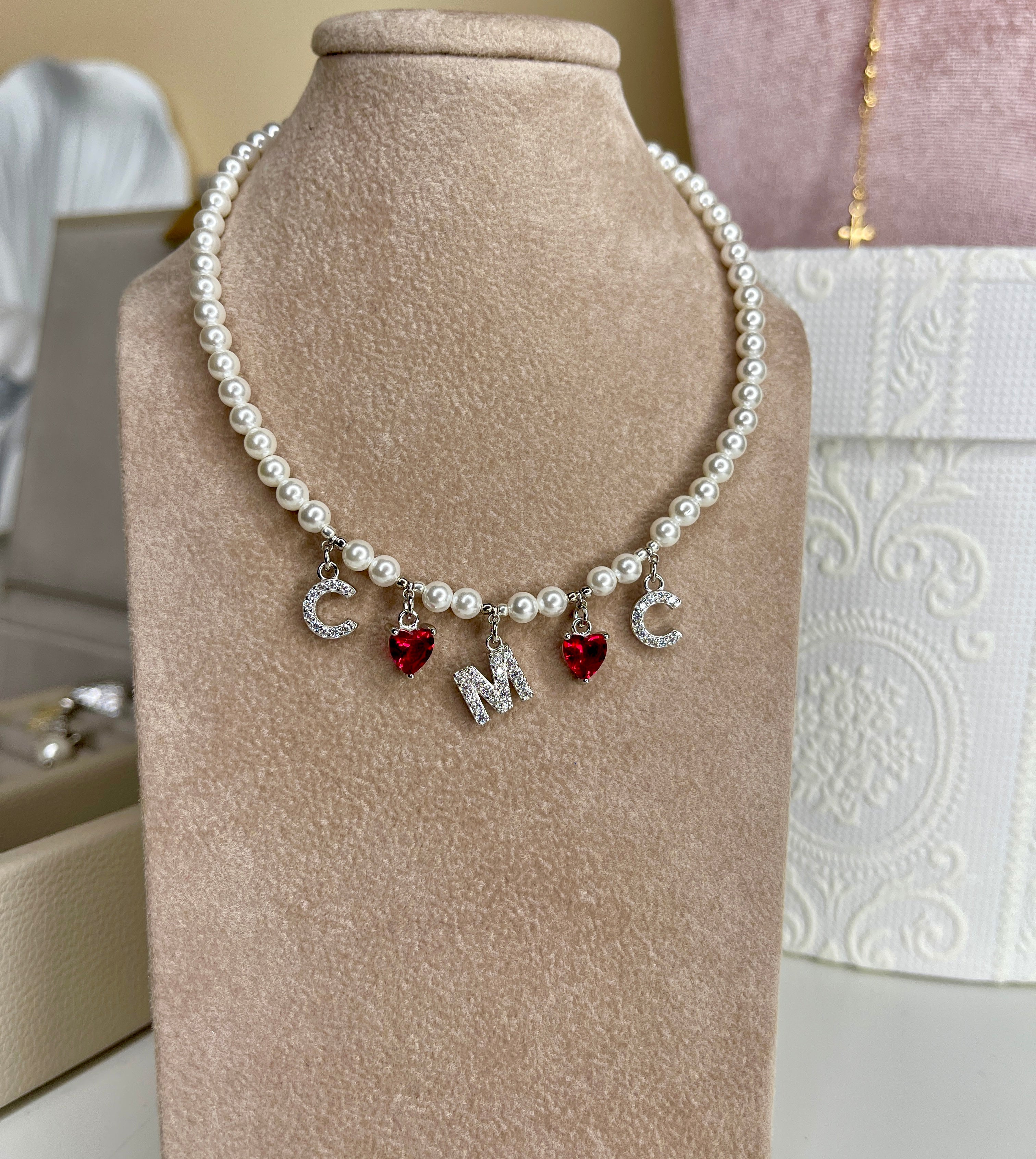 Collana con Perle Iniziali e Cuori Rossi