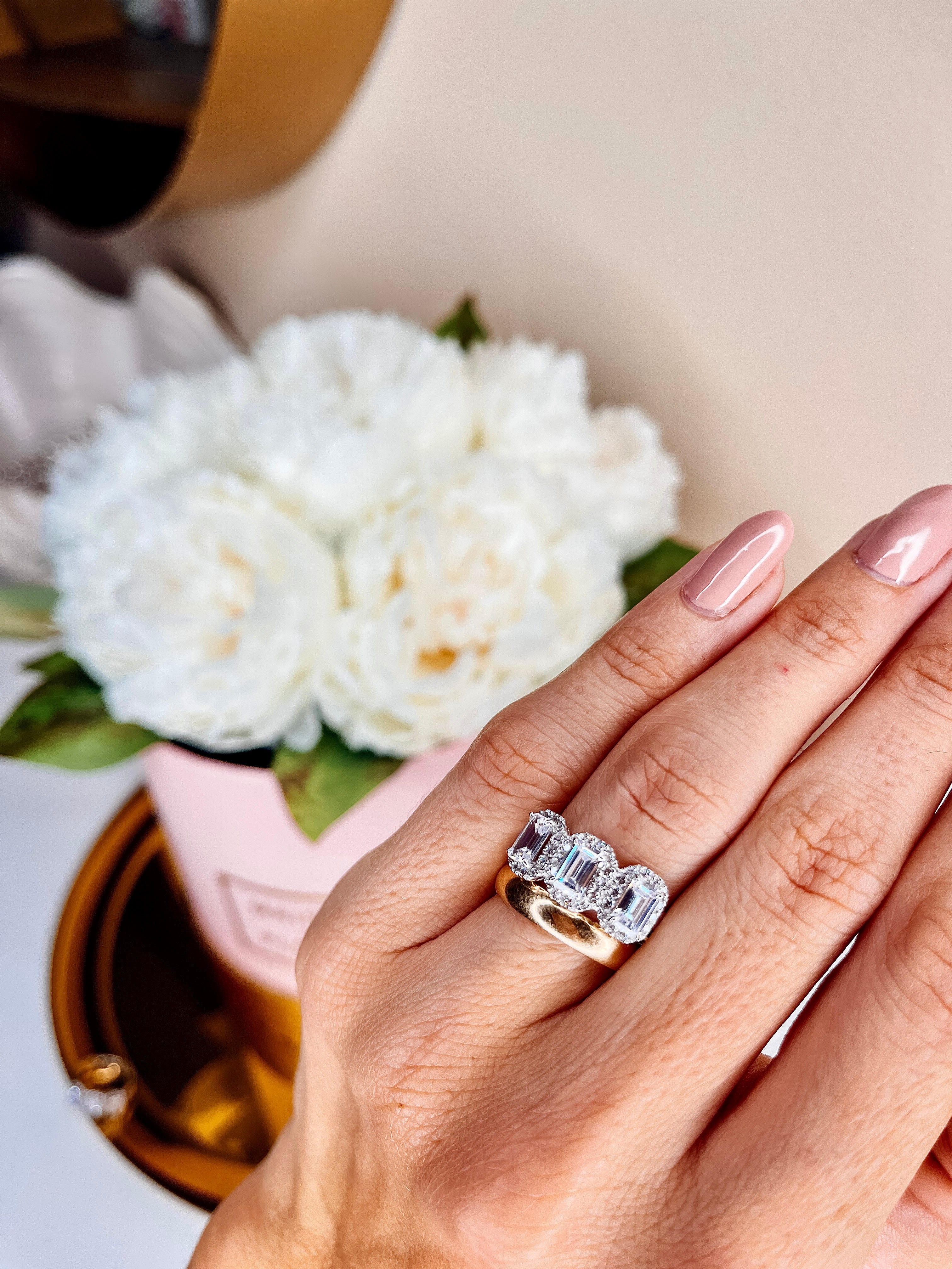 Anello Trilogy Artigianale con Pietre Quadrate Baguette