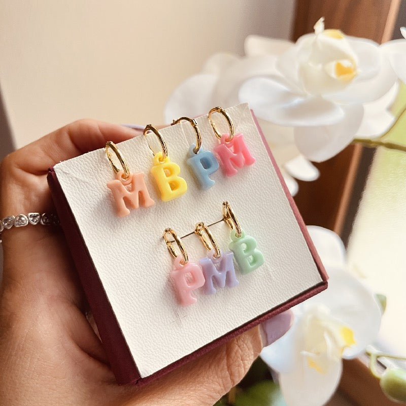 Orecchini Mini Cerchietti con Lettere Colori Pastello