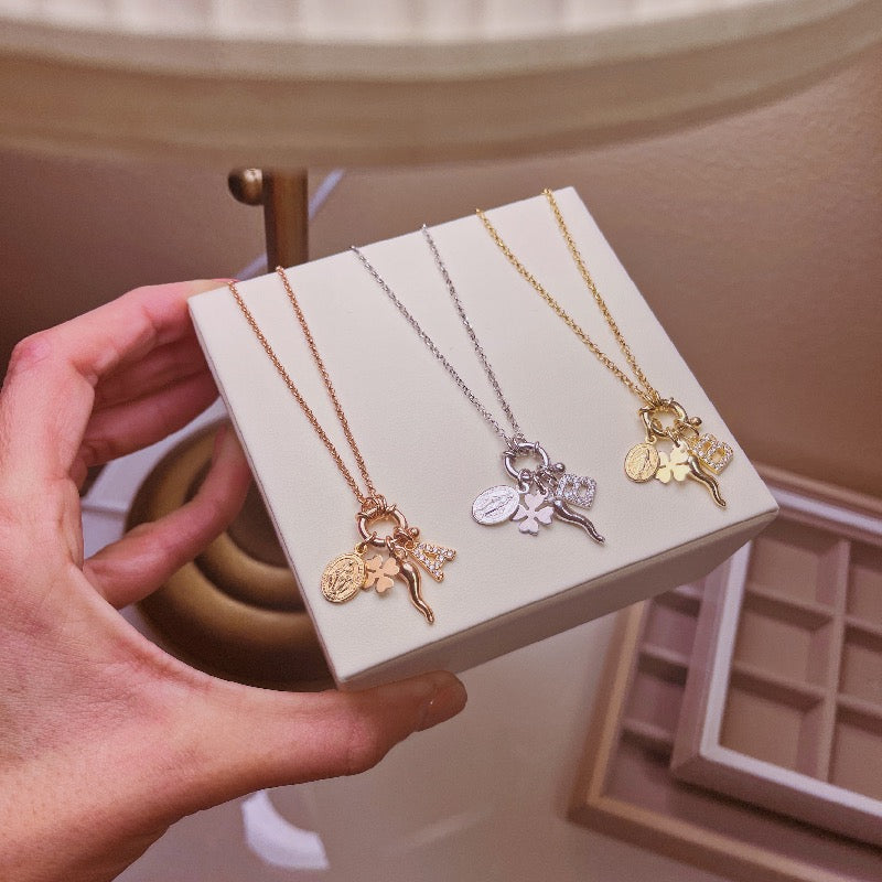 Collana Amuleti della Fortuna con Iniziale di Zirconi e Maglia a Molla Apribile